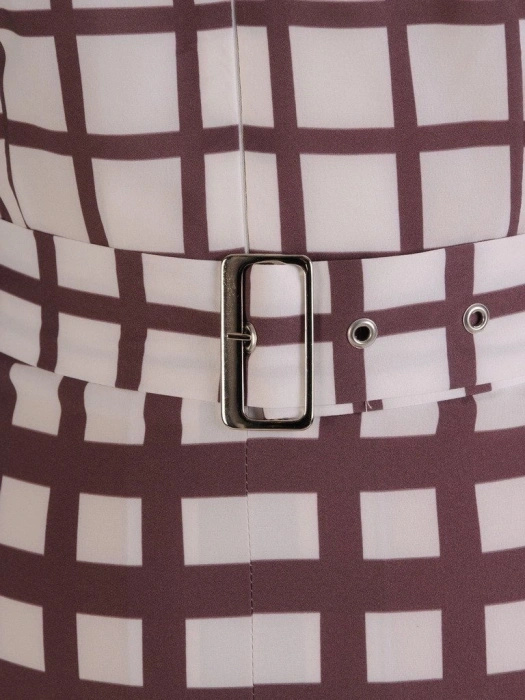 Damska sukienka rozkloszowana do pracy w kratę – efektowne przeszycia modelujące sylwetkę 20019