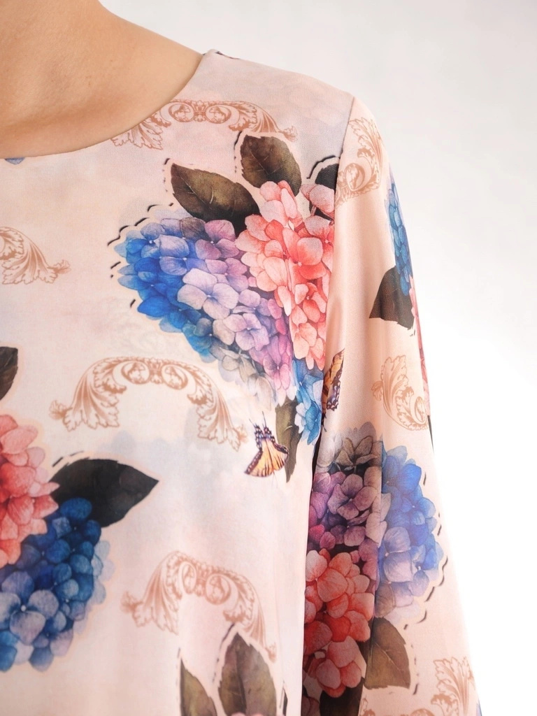 Wzorzysta sukienka wizytowa o prostym fasonie – asymetryczna narzutka maskująca linię talii 35508