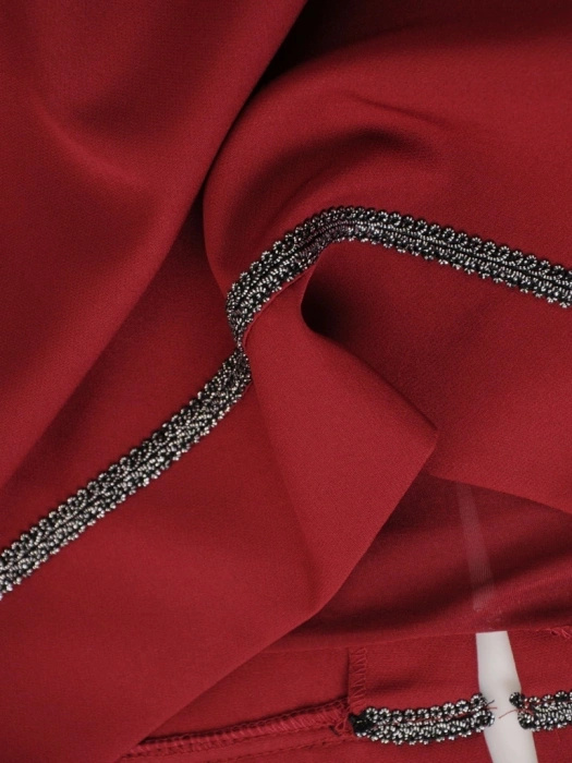 Elegancka wiśniowa sukienka koktajlowa – prosty fason z ozdobnymi falbanami na rękawach 31829