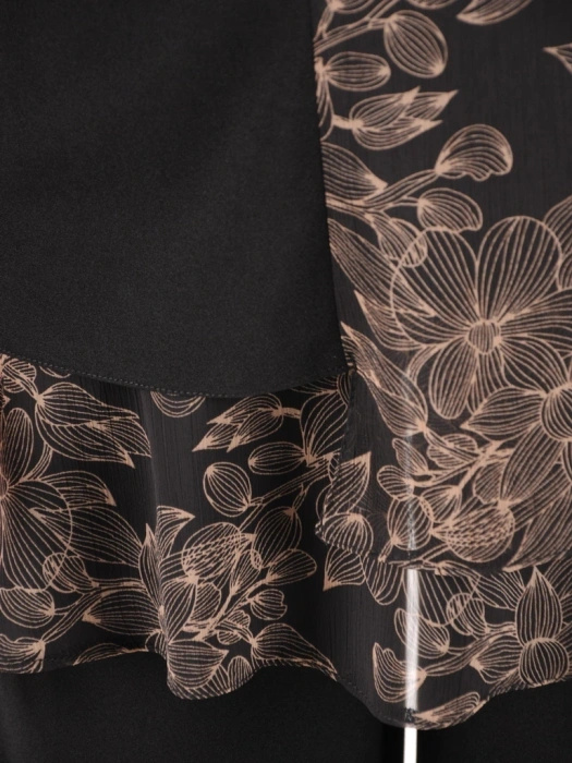 Elegancki czarny kostium damski ze spodniami w kwiaty – asymetryczny luźny fason z rękawem 3/4 38611