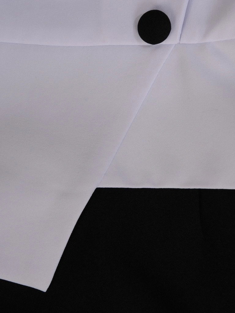 Elegancka sukienka ołówkowa w czerni i bieli – modelujący krój z baskinką i guzikami 19910