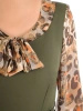 Zielona sukienka midi w panterkę z paskiem – prosty krój z elegancką kokardą i wiązaniem 34151