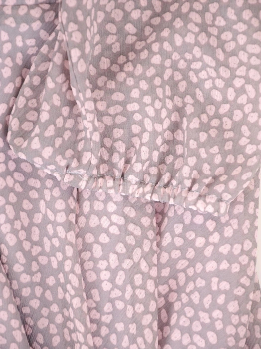 Rozkloszowana sukienka maxi w grochy brudny róż – kobiecy fason z kopertowym dekoltem 37184