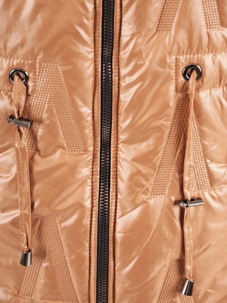 Złota kurtka damska z kapturem o prostym kroju – ściągacz w pasie podkreślający talię 38561