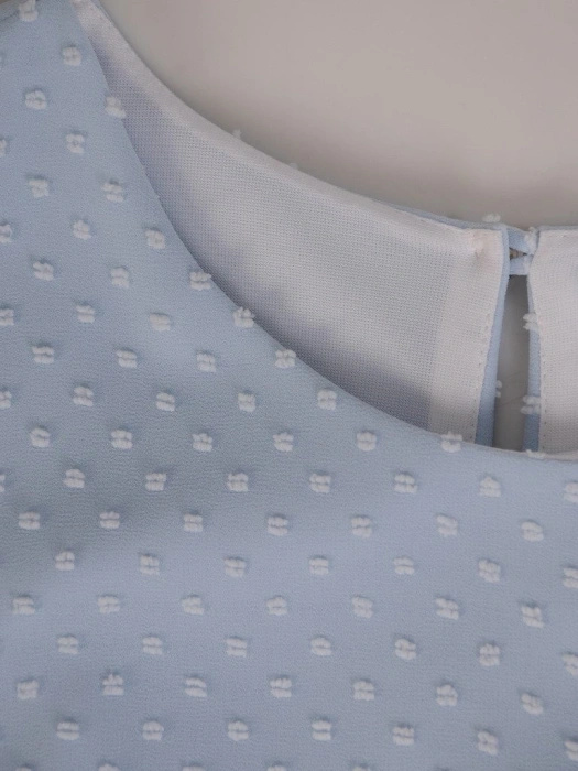 Błękitna sukienka wizytowa midi – prosty krój z lekką narzutką maskującą biodra 20902
