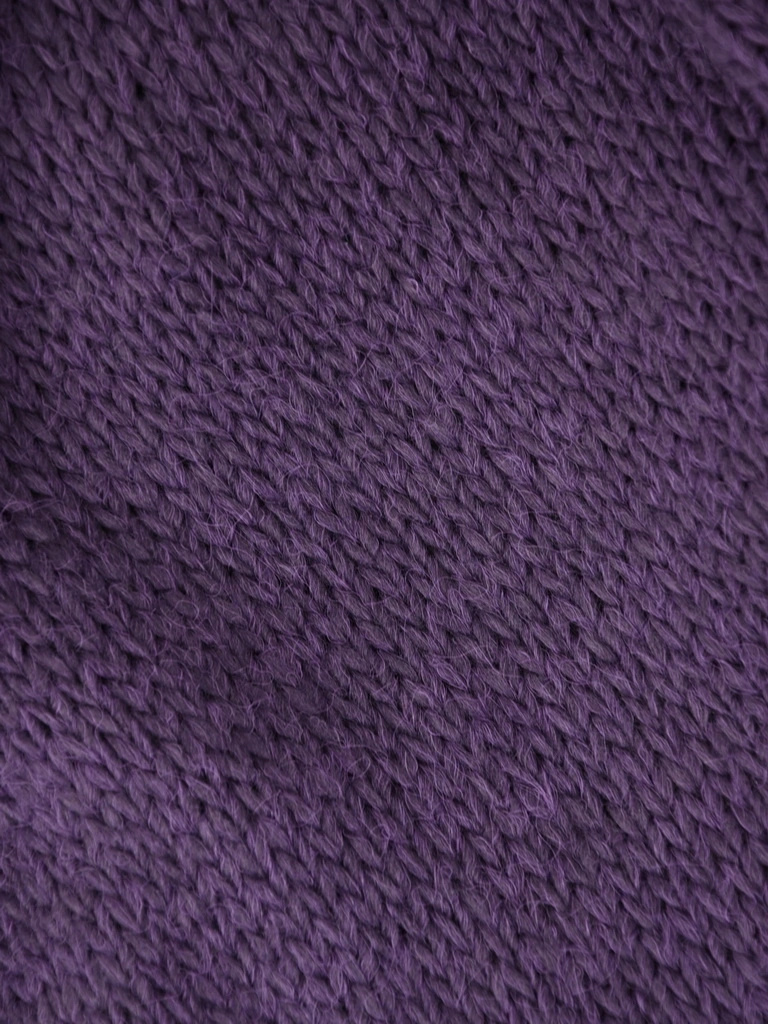 Elegancki sweter damski rozpinany w kolorze fioletowym – luźny fason z modnymi frędzlami 40461