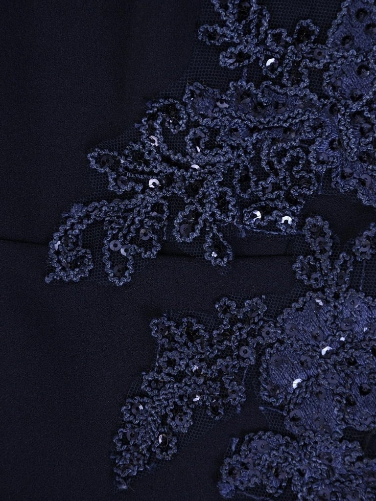 Elegancka granatowa sukienka wizytowa z dekoltem woda – prosty krój z koronkowym akcentem 24195