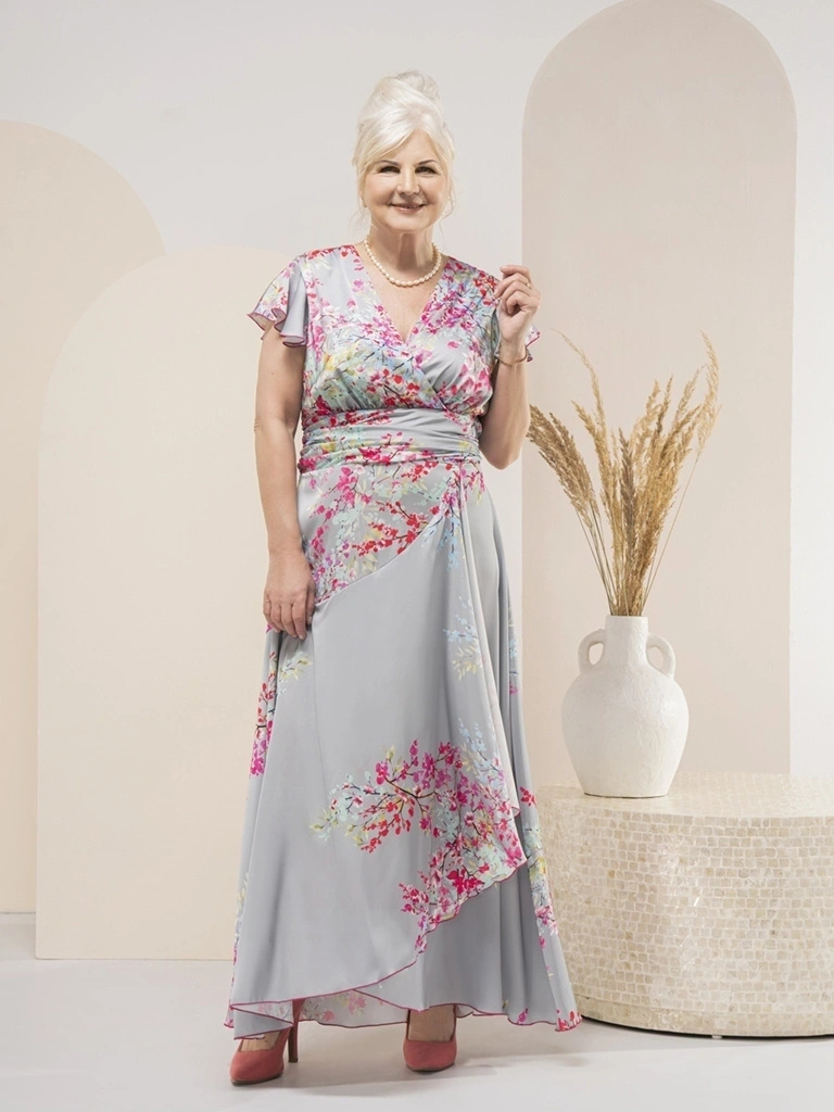 Elegancka sukienka na wesele maxi w kwiaty – rozkloszowany fason z kopertowym dekoltem 35877