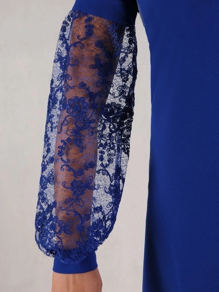 Elegancka chabrowa sukienka trapezowa na wesele i andrzejki – tuszujący biodra fason z koronką 24371