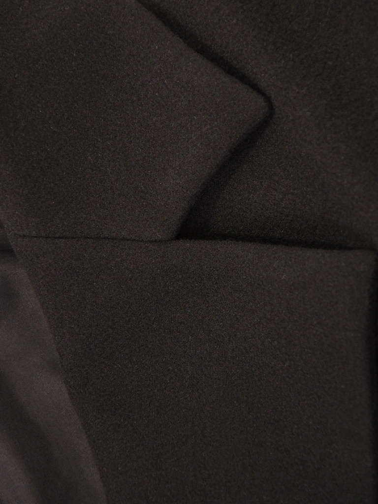 Elegancki czarny płaszcz damski na jesień i zimę – modny fason z klasycznym kołnierzem 42108
