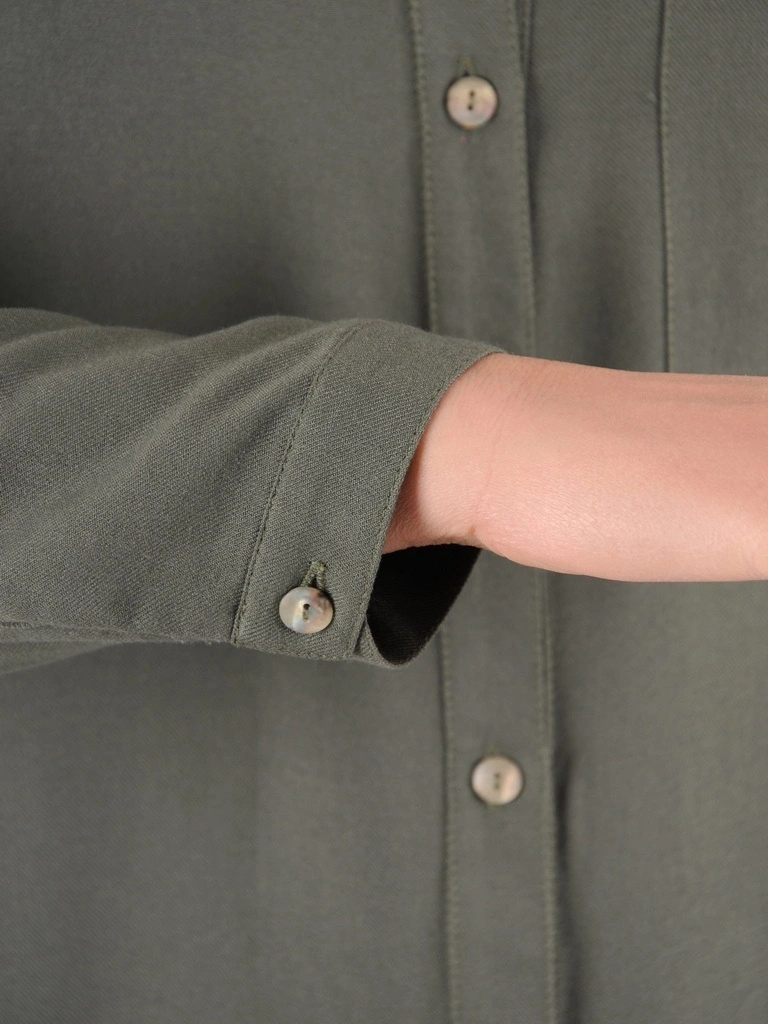 Elegancka wiskozowa koszula damska khaki – prosty krój z kieszenią maskujący biodra 39137