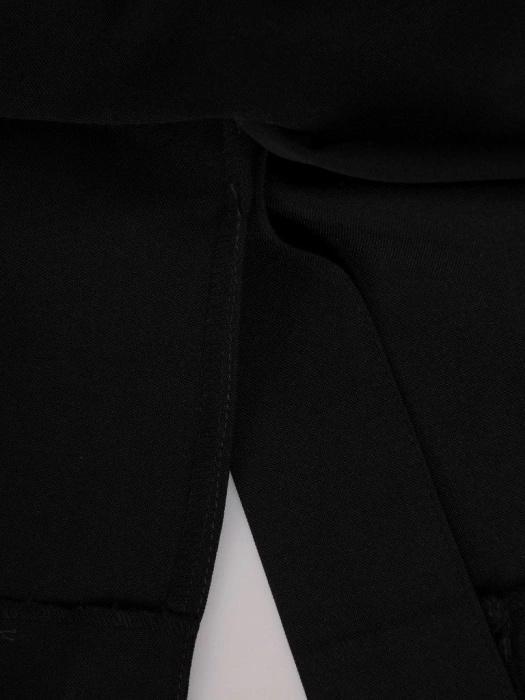 Elegancka sukienka ołówkowa w czerni i bieli – modelujący krój z baskinką i guzikami 19910