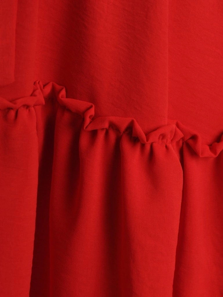 Czerwona rozkloszowana sukienka midi z długim rękawem – pasek zaznaczający talię i dekoracyjne falbany 24171