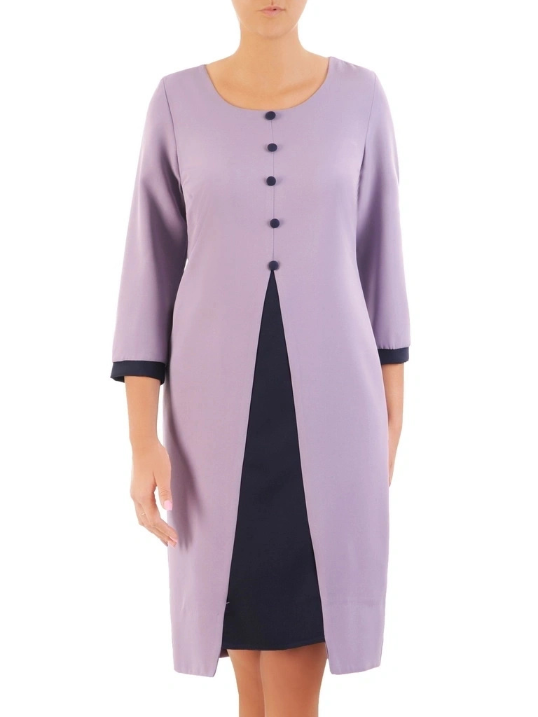 Liliowa sukienka damska midi o prostym kroju – elegancki model z rękawem 3/4 wysmuklający sylwetkę 33063