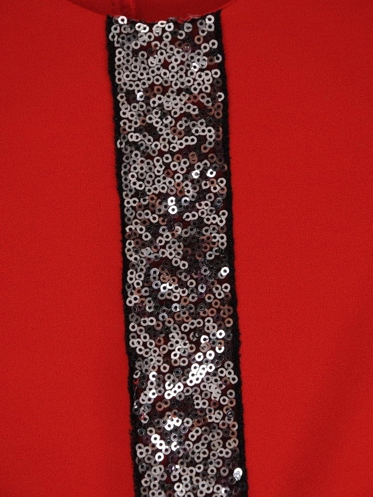 Elegancka czerwona sukienka trapezowa – cekinowe zdobienie i tuszujący krój 18697