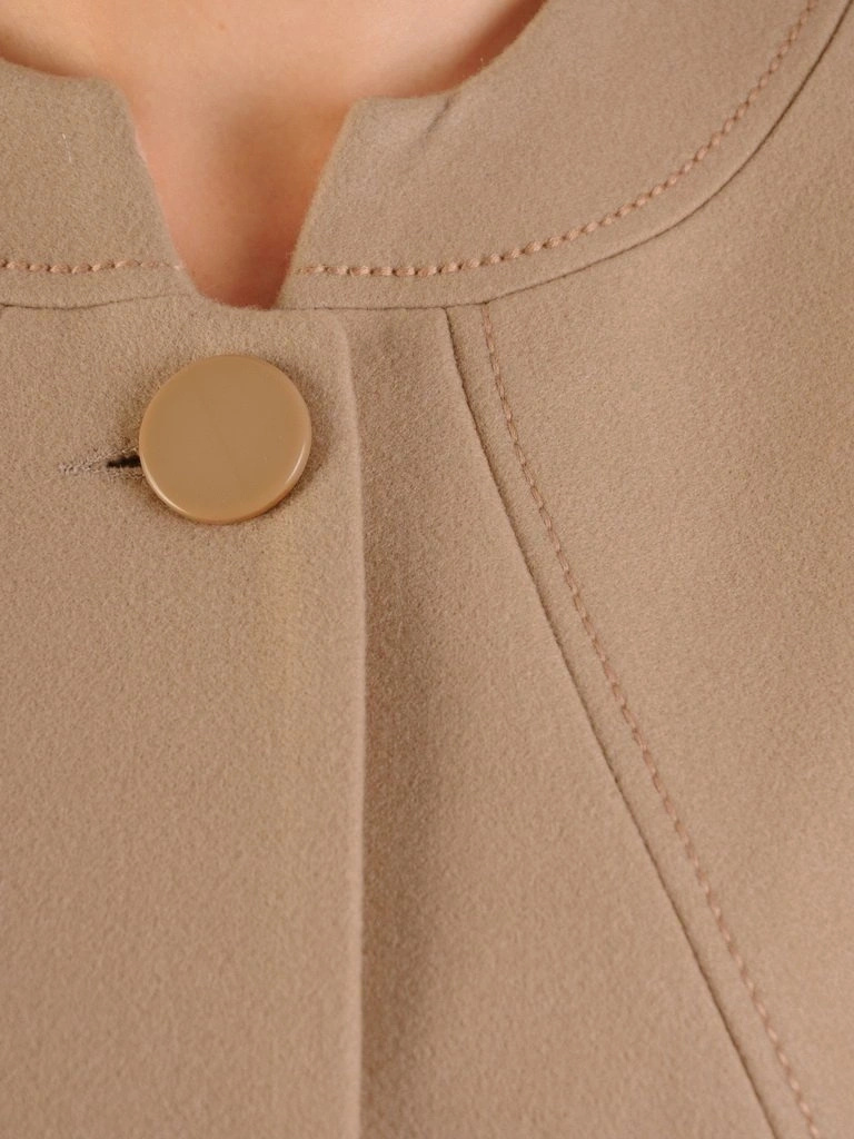 Klasyczny płaszcz zimowy damski beżowy – prosty fason ze stójką i ozdobnymi guzikami 27102
