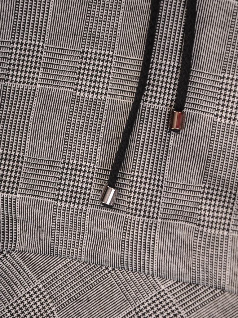 Elegancka prosta sukienka midi w kratę z rękawem 3/4 – fason z baskinką wysmuklający proporcje 33924