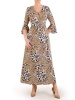 Rozkloszowana sukienka jesienna w motyw zwierzęcy – wysmuklający dekolt w serek i falbany 25697