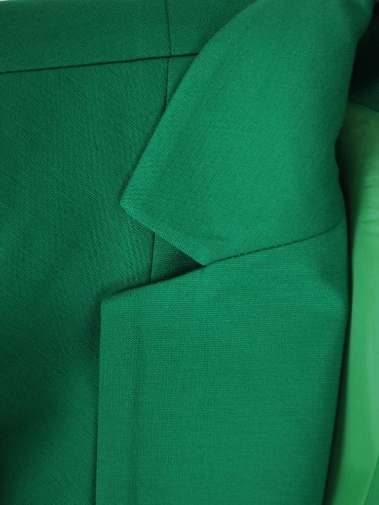 Elegancki żakiet damski do sukienki w kolorze zielonym – prosty krój z kieszeniami na zamek 39403