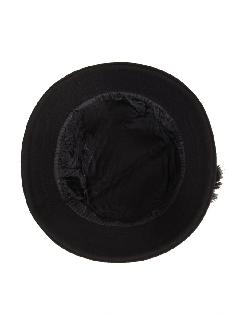Elegancki kapelusz cloche damski w odcieniu czerni – z ocieplaną podszewką i odpinaną ozdobą 42359