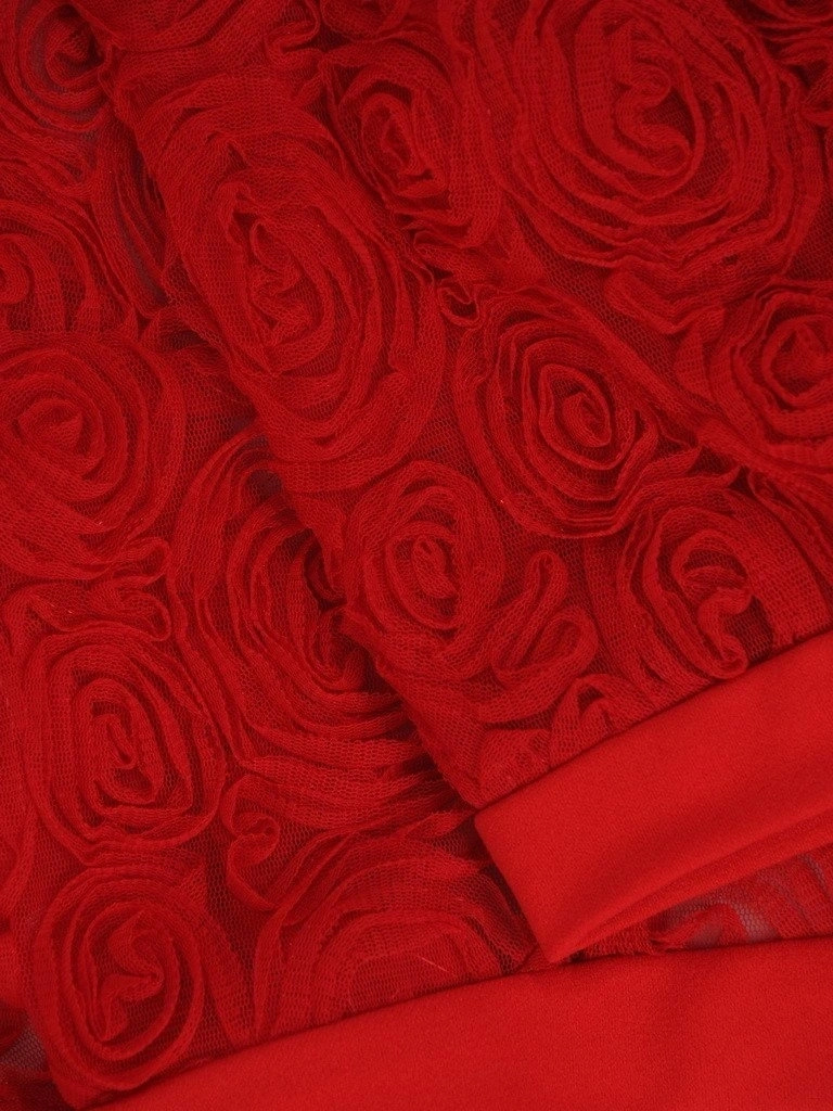 Czerwony kostium damski na wesele o prostym fasonie – zwiewne okrycie i modelujące przeszycia 20911