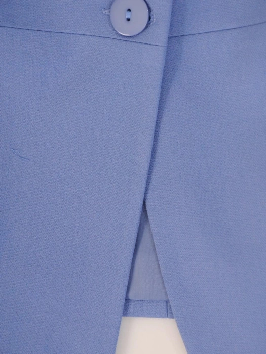 Elegancki niebieski żakiet damski o prostym kroju – pionowe zaszewki wysmuklające sylwetkę 30137