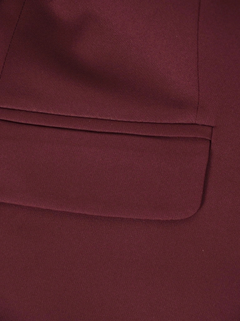 Elegancki bordowy komplet damski na wesele – prosty żakiet i wysmuklające cygaretki z kantem 42501