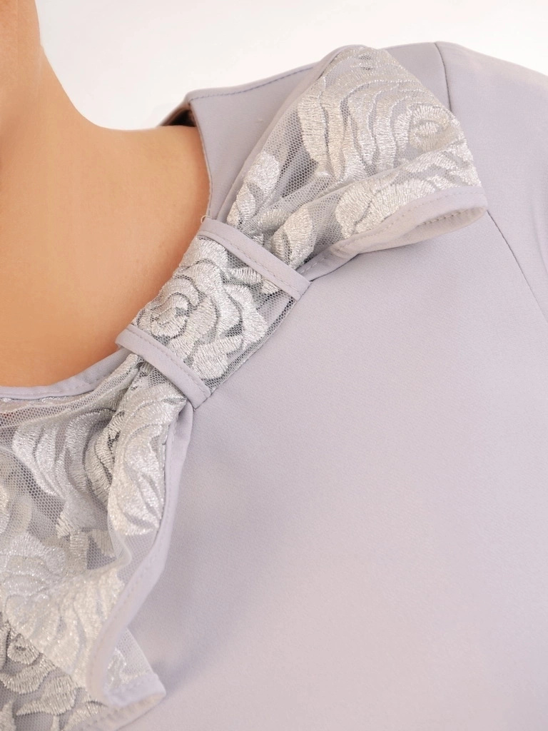 Elegancka sukienka wizytowa na wesele o prostym kroju – stylowa narzutka z gipiurą 32599