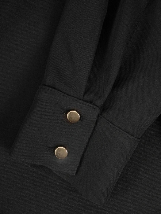 Elegancka czarna szmizjerka midi z paskiem i stójką – rozkloszowany dół akcentujący talię 34724