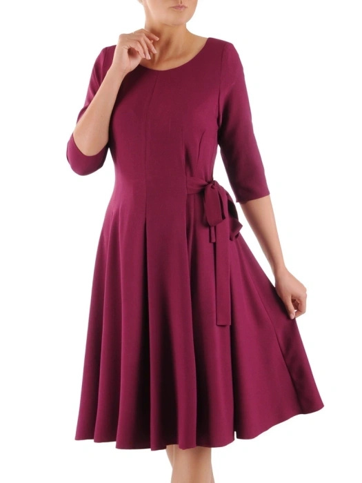 Elegancka sukienka rozkloszowana midi fuksja – kobiecy fason z wiązaniem modelujący talię 38766