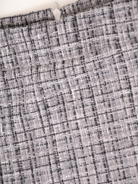 Elegancka szara spódnica midi w kratę – subtelnie połyskujący, prosty fason wysmuklający sylwetkę 38615