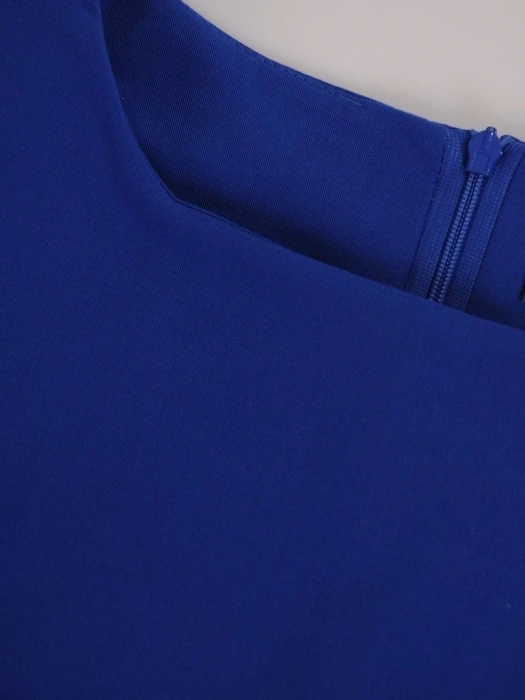 Elegancka chabrowa sukienka midi o kroju tulipan – dekolt w łódkę i modelujące sylwetkę przeszycia 1550