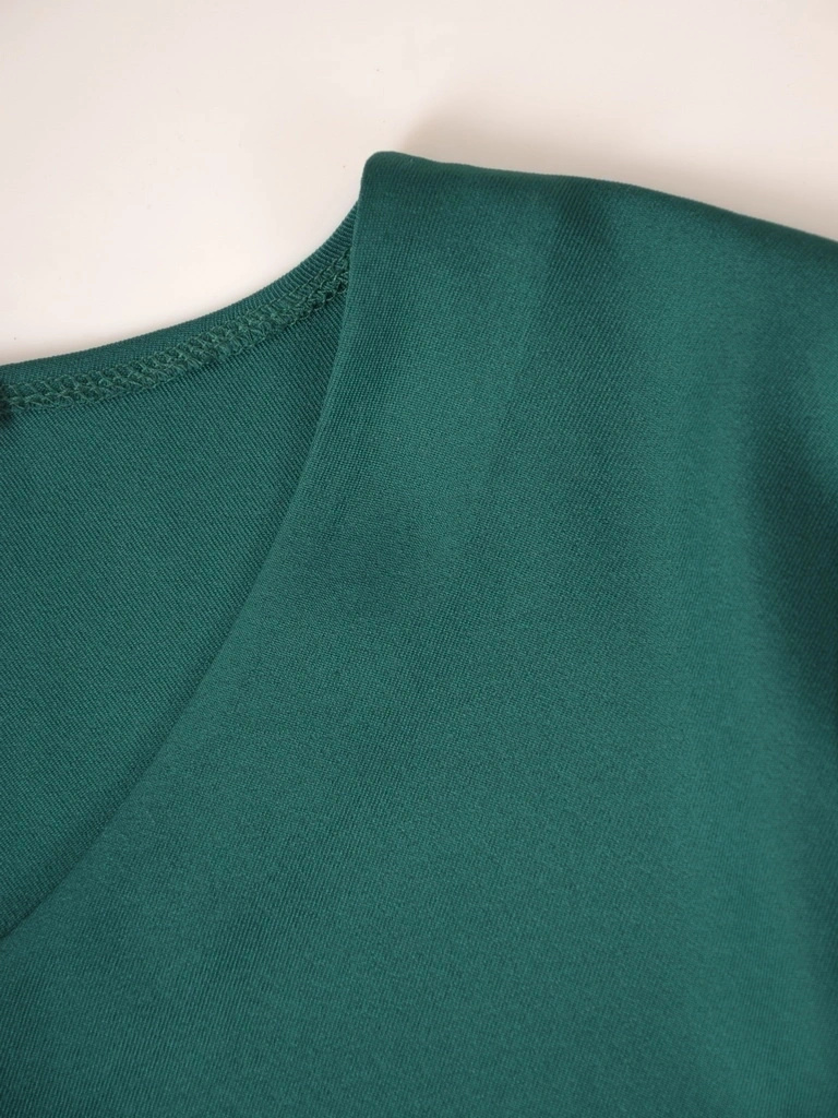 Klasyczna butelkowa bluzka plus size z dekoltem V – prosty fason z ozdobnymi wiązaniami, wysmuklający 38616