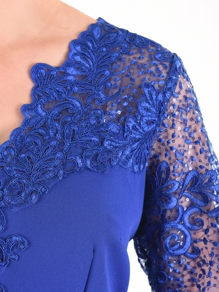 Elegancka sukienka wieczorowa z koronką chabrowa – prosty fason z wyszczuplającymi zaszewkami 25175