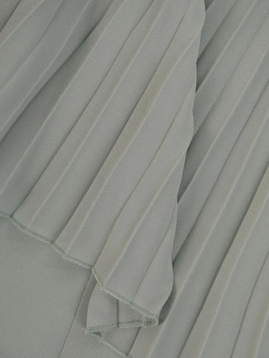 Oliwkowa sukienka wizytowa midi o prostym kroju – zwiewna narzutka z plisami optycznie wysmukla sylwetkę 26404
