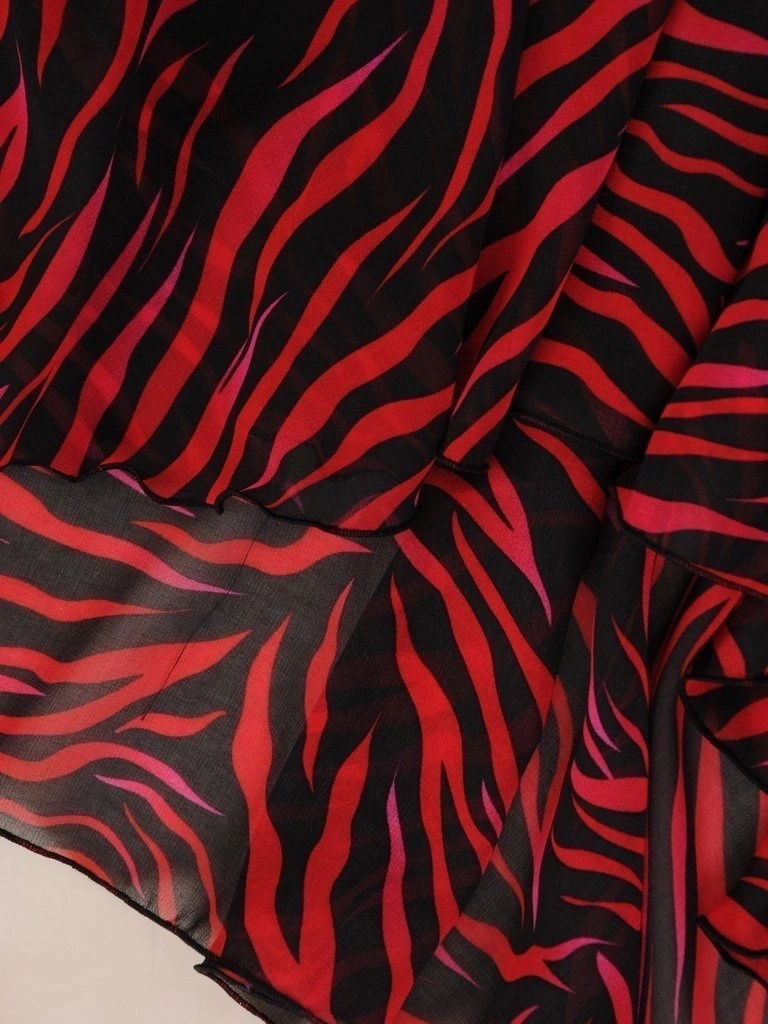 Elegancka czerwona sukienka wizytowa w zwierzęcy deseń – asymetryczny krój syrenka z kobiecymi falbanami 26782