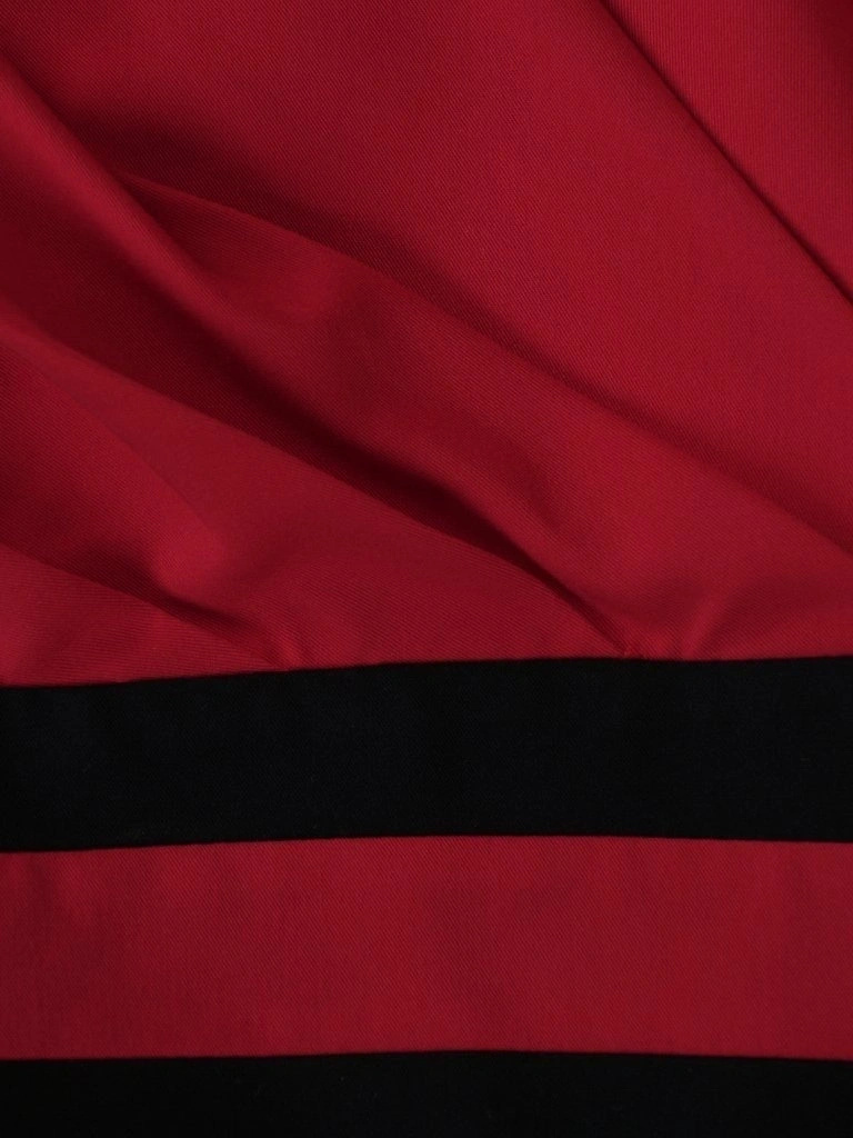 Czerwono-czarna sukienka koktajlowa o prostym kroju – subtelne marszczenie maskujące niedoskonałości 2556