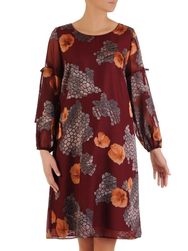 Elegancka sukienka trapezowa w bordowe kwiaty – tuszujący sylwetkę fason z rozcięciem na rękawie 23614