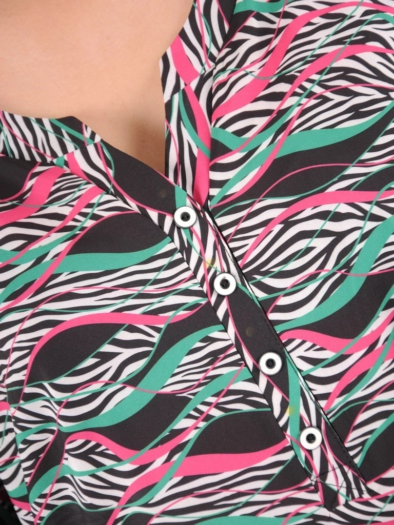Elegancka bluzka wizytowa w zwierzęcy wzór – trapezowy fason tuszujący biodra z dekoltem w serek 39692