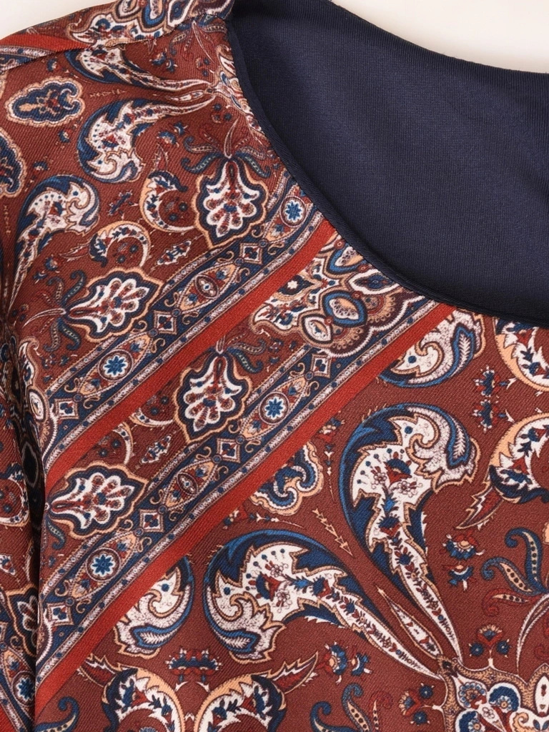 Jesienna sukienka rozkloszowana maxi we wzory – stylowy pasek podkreślający talię 40391