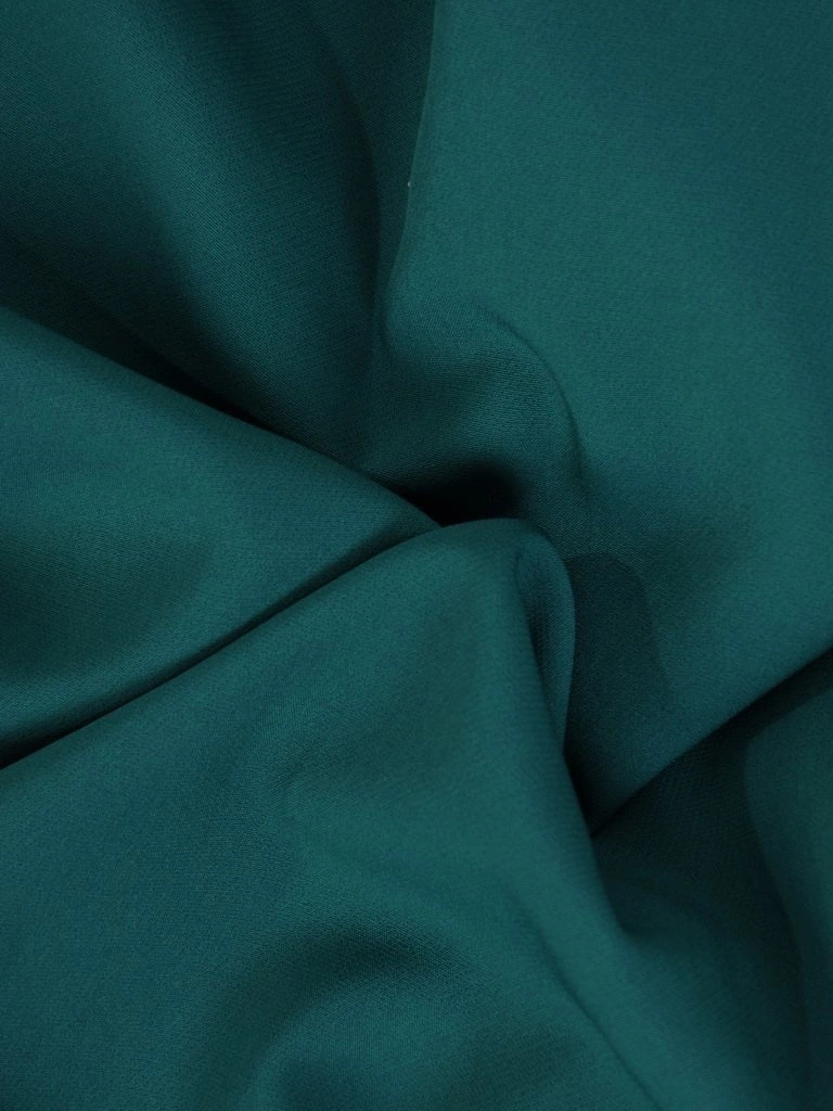 Elegancka zielona sukienka koktajlowa o prostym kroju – szyfonowe rękawy 3/4 z wiązaniem 24187