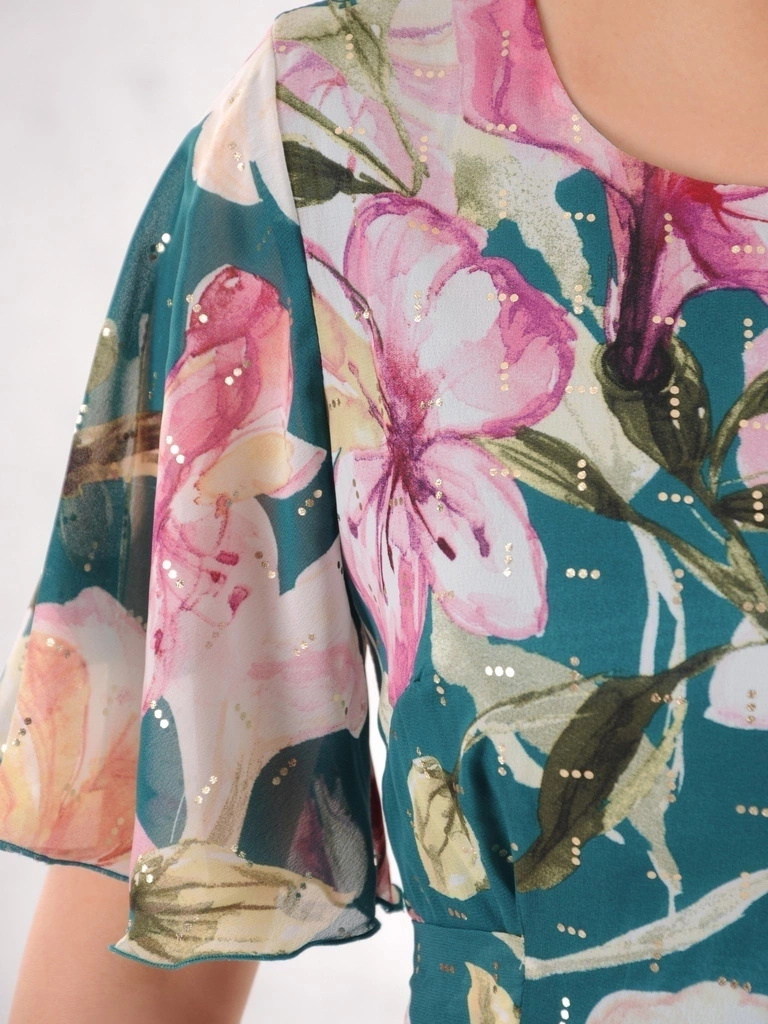 Elegancka zielona sukienka rozkloszowana w kwiaty – kobiecy fason z wiązaniem modelujący talię 35988