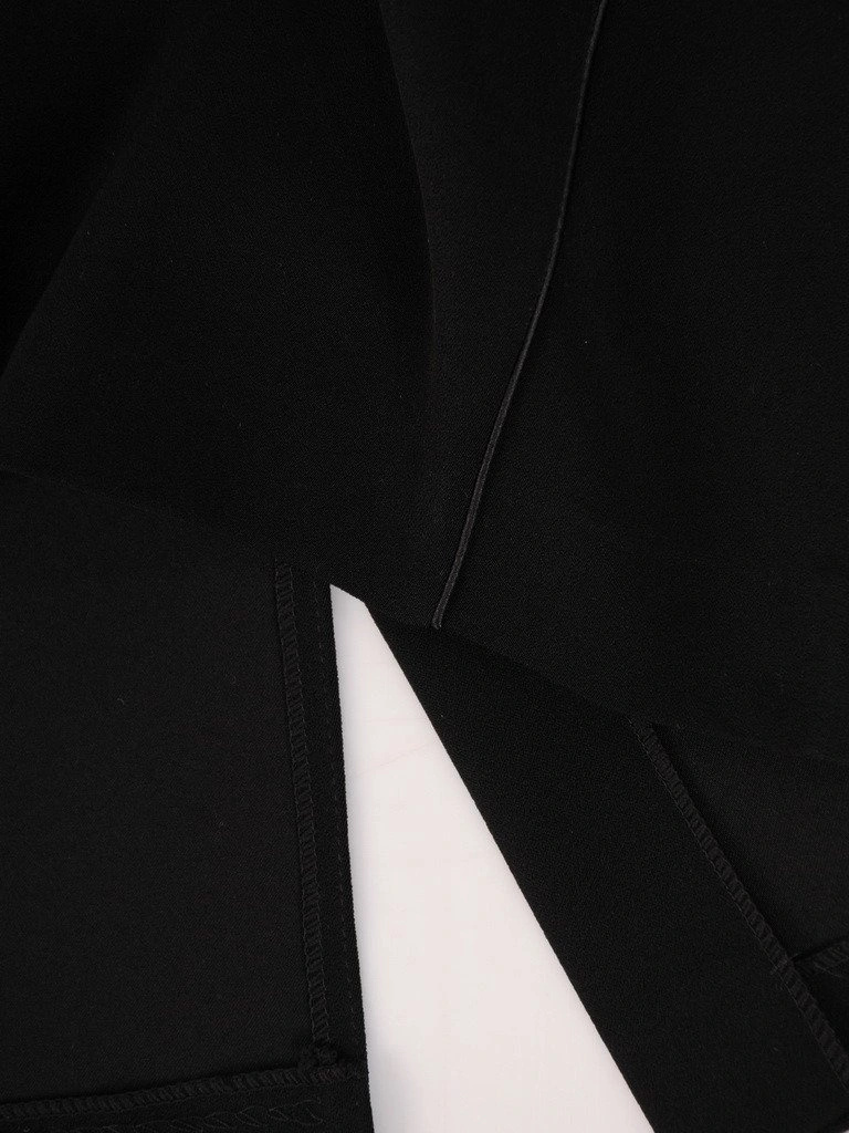 Czarna sukienka midi z wyszczuplającymi przeszyciami – ozdobny dekolt z zakładkami, rękaw 3/4, elegancka kreacja 23130