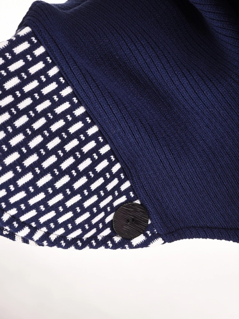 Granatowy sweter damski o luźnym kroju – efektowny dekolt z szalem i ozdobnym zapięciem 42163