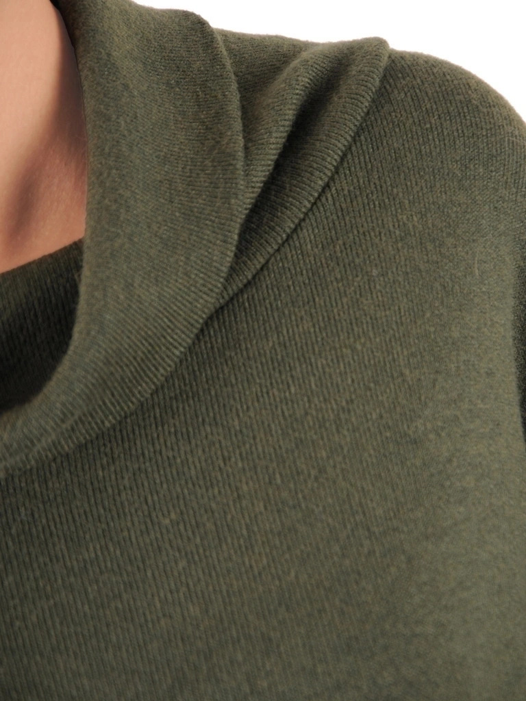 Elegancki sweter damski z golfem w kolorze ciemnej zieleni – prosty fason z praktycznymi kieszeniami 39098