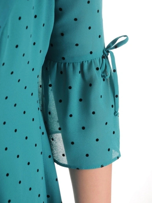 Elegancka zielona sukienka midi rozkloszowana w grochy – kobiecy krój z ozdobnym dekoltem 38293
