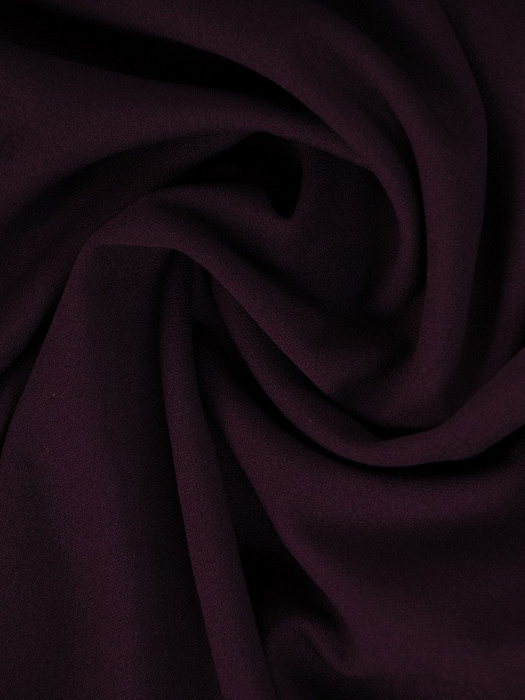 Elegancka sukienka z dekoltem carmen, fioletowa kreacja odsłaniająca ramiona 22431