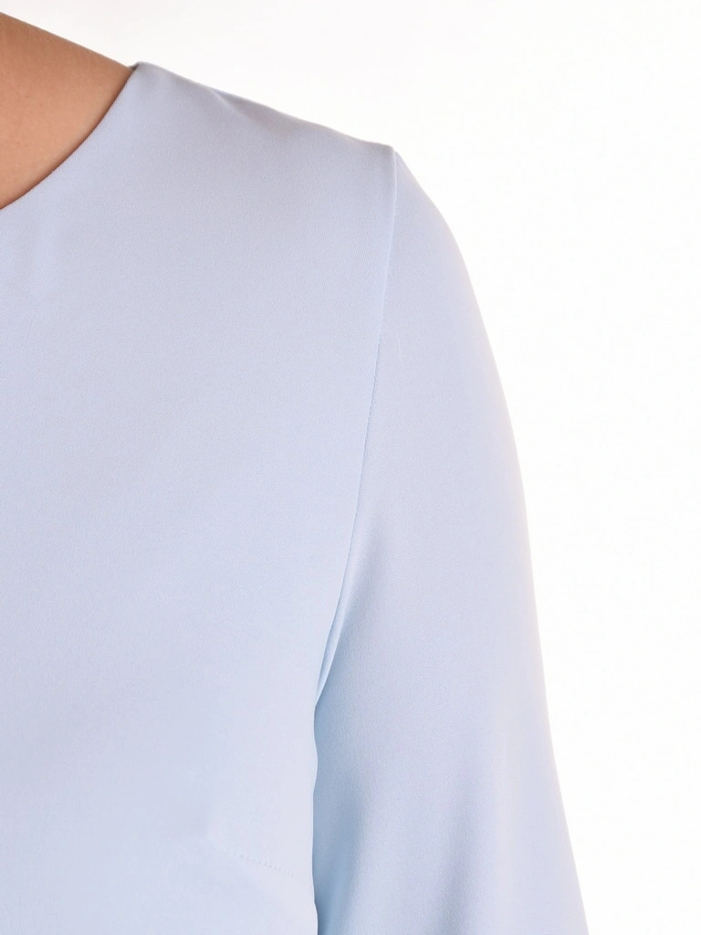 Błękitna kreacja trapezowa midi z paskiem – elegancki model z falbanami przy rękawach 3/4 41491