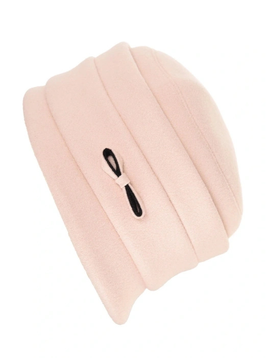Elegancki beżowy kapelusz damski cloche na jesień – ocieplany model z ozdobną kokardą 42726