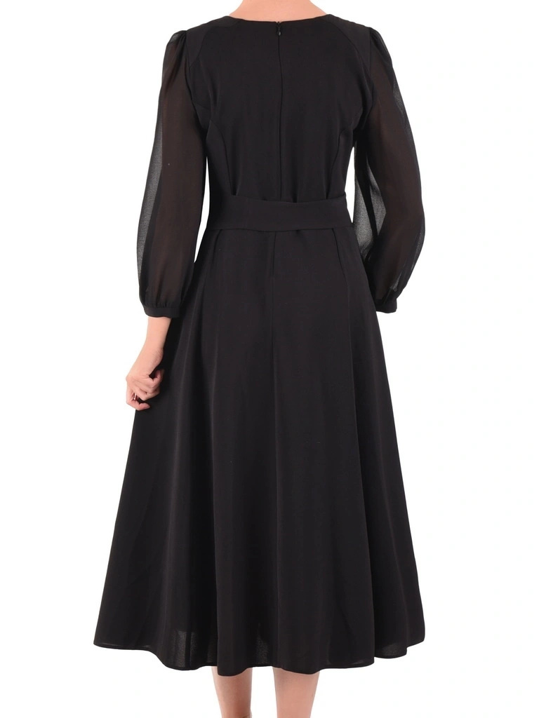 Czarna sukienka maxi rozkloszowana z akcentem w talii – elegancki model z odpinaną ozdobą 40454
